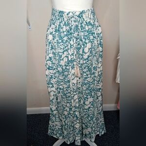 Long skirt with slit